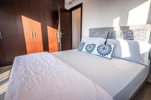 Postel nebo postele na pokoji v ubytování Magical Seaside Town Boutique Apts 2