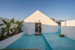 una vista esterna di una casa con un tetto piramidale di Stunning Seaside Retreat in Azoia, Sesimbra - Casa da Serra a Casais da Azoia