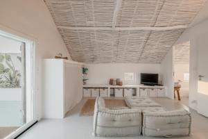 un soggiorno con divano e frigorifero di Stunning Seaside Retreat in Azoia, Sesimbra - Casa da Serra a Casais da Azoia