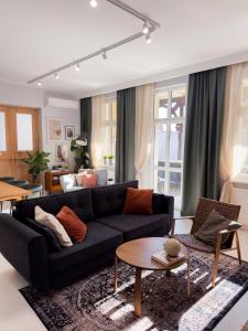 a living room with a blue couch and a table at Apartament Pracownia in Bydgoszcz