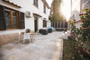 a patio with a table and chairs and a building at Arci Loft in Tivoli