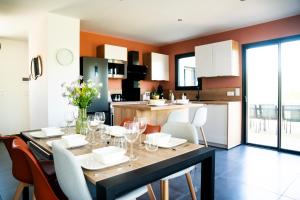 a dining room with a table with wine glasses at Villa laudun in Laudun