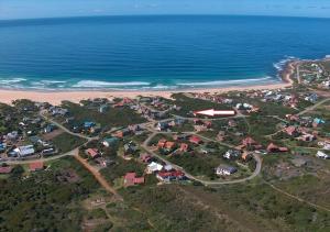 una vista aerea di una città vicino all'oceano di Seals Cottage Excellent Main Beach Access a Cape St Francis
