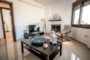 TV a/nebo společenská místnost v ubytování Magical Seaside Town Boutique Apts 2