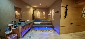 un bagno con un lavandino e due lavandini di Omani Guest House نزل البيت العماني a Nizwa