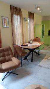 a dining room with a table and chairs in a room at BIESBOSCHBEST in Werkendam