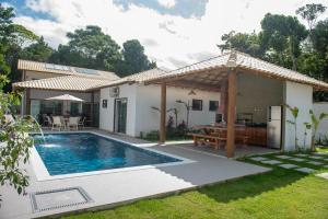ein Haus mit einem Swimmingpool im Hof in der Unterkunft Residencial Falésias de Pitinga in Arraial d'Ajuda