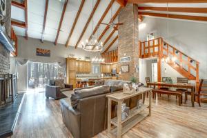 una sala de estar con un sofá y una mesa en Fire Pit and Grill Spacious Forest Lakes Chalet, en Forest Lakes Estates