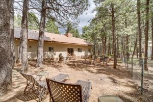 un grupo de sillas sentadas frente a una casa en Fire Pit and Grill Spacious Forest Lakes Chalet, en Forest Lakes Estates