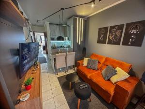 TV a/nebo společenská místnost v ubytování Apartamento de frente com sacada no centro de Capão da Canoa