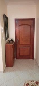 een kamer met een houten deur en een houten kast bij Résidence DARNA in Agadir