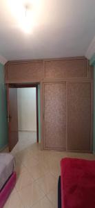 een kamer met twee kasten en een bed erin bij Résidence DARNA in Agadir