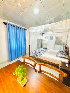 Una cama o camas en una habitación de Nethmi Homestay & Restaurant