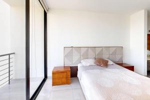 San José el AltoにあるAmplio departamento con alberca, zona residencialの大きなベッドと窓のある寝室
