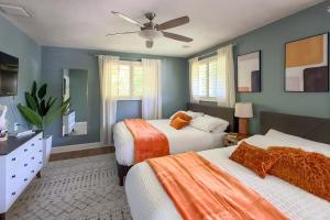 フォート・ローダーデールにあるHeated Saltwater Pool 6min to Beach Tropical Oasisのベッド2台と天井ファン付きの寝室 +61枚の写真