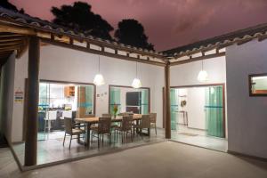 ein Esszimmer mit Tisch und Stühlen in der Unterkunft Residencial Falésias de Pitinga in Arraial d'Ajuda