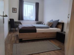 um quarto com uma cama, uma janela e um tapete em Apartment Fasching em Deutsch Goritz
