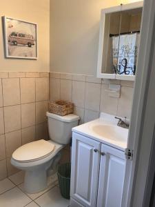 Bilik mandi di Ridgewood 3 KINGS bed 4 mins from Newark airport +18 gambar