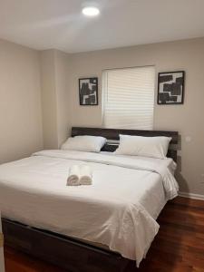 Katil atau katil-katil dalam bilik di Ridgewood 3 KINGS bed 4 mins from Newark airport