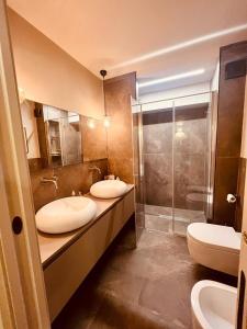 a bathroom with two sinks and a shower at La casa di Teo Pescocostanzo in Pescocostanzo