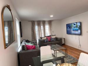 Televisyen dan/atau pusat hiburan di Ridgewood 3 KINGS bed 4 mins from Newark airport