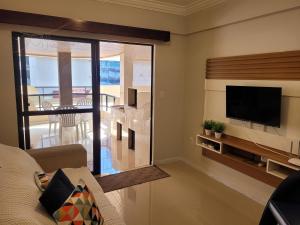 Televisyen dan/atau pusat hiburan di Apto vista mar com 3 quartos e churrasqueira, 4 min praia