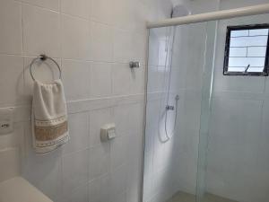 Bilik mandi di Apto vista mar com 3 quartos e churrasqueira, 4 min praia +39 gambar