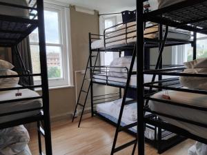 Palanda nebo palandy na pokoji v ubytování Bell House Hostel