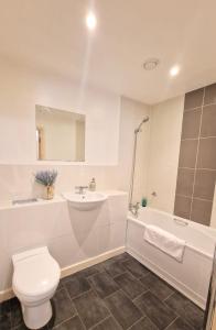 Koupelna v ubytování Large 2 bedroom 2 bathroom apartment in Old Town Stevenage By White Orchid Property Relocation + 29 fotografií