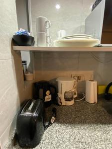 ブエノスアイレスにあるBuenos Aires Viewの棚の下にいくつかの家電製品が置かれたキッチンカウンター +34枚の写真