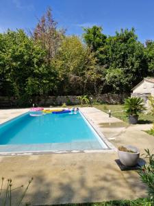 a swimming pool in a yard at Demeure en pierre avec piscine privée in Étauliers