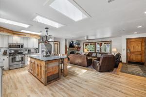 Nhà bếp/bếp nhỏ tại New! Rustic Retreat - Near downtown, parks & hospital - Hot tub - 5 bd
