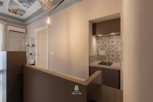 una cucina con lavello e fornello di Le Dimore dei Principi a Catania Altre 18 foto
