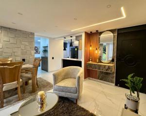 a living room with a dining room and a kitchen at Departamento Catalina, sur de Cali, Colombia in Cali