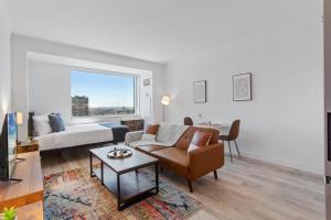 Телевизор и/или развлекательный центр в Boardwalk CozySuites Condo with kitchen 40