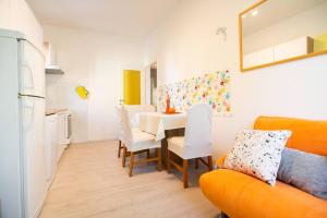 スプリトにあるApartment David, 2mins from town centreのテーブルとソファのあるキッチンとダイニングルーム