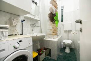 スプリトにあるApartment David, 2mins from town centreの洗面台と洗濯機を備えたバスルーム