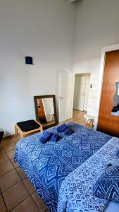 Villa MIA في سانت فرانسوا: غرفة نوم بسرير ازرق ومرآة