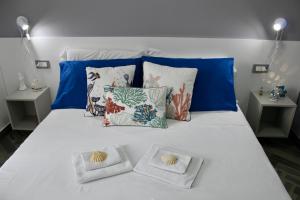 Postel nebo postele na pokoji v ubytování Leonardo Suites Scilla