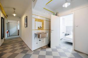un bagno con lavandino e pavimento a scacchiera di The Factory Flat a Vienna