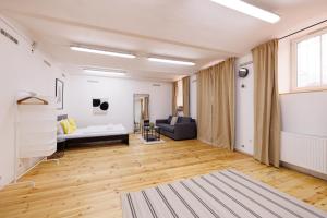 Area soggiorno di The Factory Flat