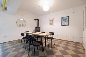 tavolo e sedie in una stanza con piano cottura di The Factory Flat a Vienna Altre 28 foto