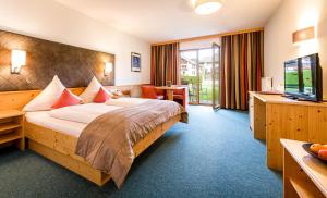 A bed or beds in a room at Hotel Goldene Rose