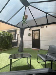 Vonkajšia záhrada v ubytovaní Charmant appartement avec terrasse et parking - Centre ville