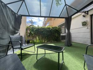 Posedenie v ubytovaní Charmant appartement avec terrasse et parking - Centre ville