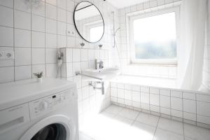 Bilik mandi di HomeTonight Workers Home - Apartment in Veitsbronn