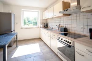 Dapur atau dapur kecil di HomeTonight Workers Home - Apartment in Veitsbronn