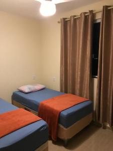 En eller flere senge i et værelse på chalé vista para montanha + 7 billeder