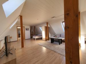 ein Wohnzimmer mit Sofa und Fernseher in der Unterkunft Nordsee-Hafen Apartment-Zentrale Ferienwohnung in Wilhelmshaven