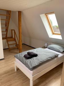 ein Schlafzimmer mit einem Bett auf einem Dachboden in der Unterkunft Nordsee-Hafen Apartment-Zentrale Ferienwohnung in Wilhelmshaven